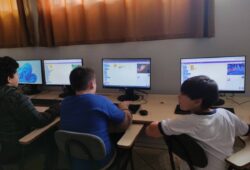 Estudantes aprendem lógica de programação criando jogo no Scratch