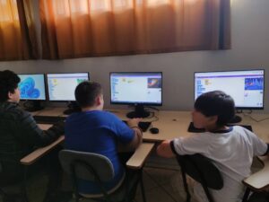 Estudantes aprendem lógica de programação criando jogo no Scratch