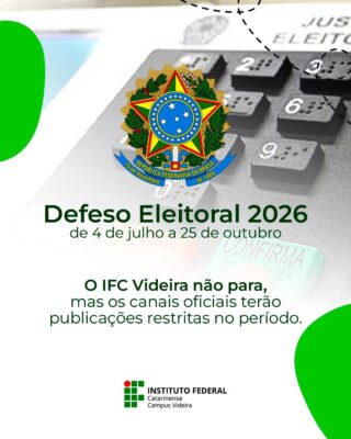 Cartaz digital com fundo branco e detalhes verdes nas extremidades. No topo, há o Brasão da República Federativa do Brasil sobreposto à imagem desfocada de uma urna eletrônica. No centro, lê-se o texto: "Defeso Eleitoral 2026 - de 4 de julho a 25 de outubro. O IFC Videira não para, mas os canais oficiais terão publicações restritas no período." Na parte inferior, consta o logotipo do Instituto Federal Catarinense - Campus Videira.